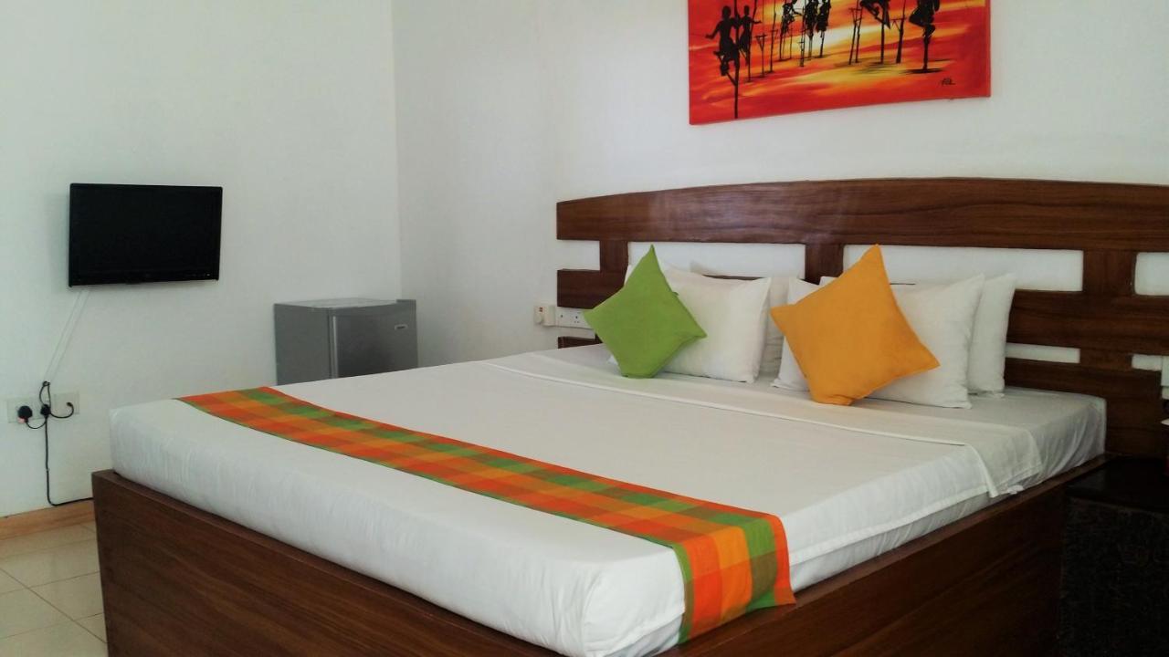Maple Leaf Hotel Negombo Extérieur photo