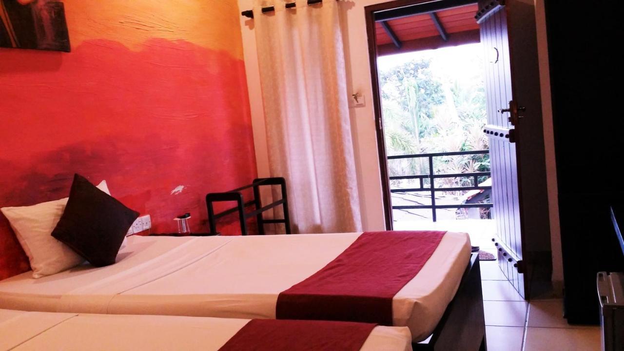Maple Leaf Hotel Negombo Extérieur photo