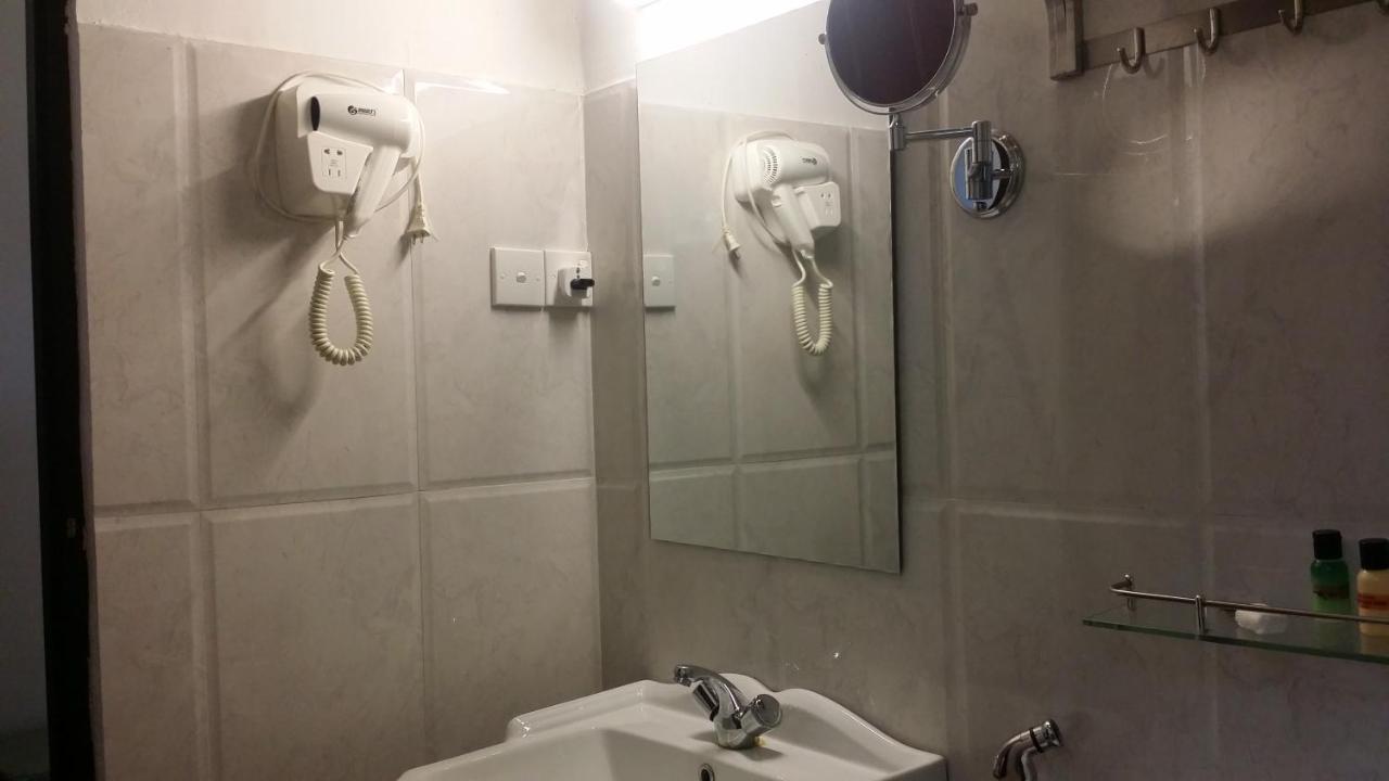 Maple Leaf Hotel Negombo Extérieur photo