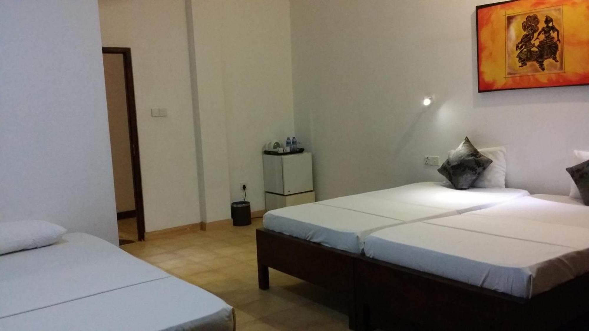 Maple Leaf Hotel Negombo Extérieur photo